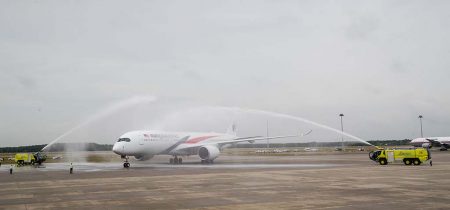 Recepción en Kuala Lumpur con el tradicional arco de agua al primer Airbus A350 de Malaysia Airlines