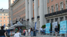 Exposición de la maqueta a tamaño real del Eurofighter frente al Cuartel General del Ejército del Aire en 2025.