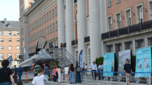 Exposición de la maqueta a tamaño real del Eurofighter frente al Cuartel General del Ejército del Aire en 2025.