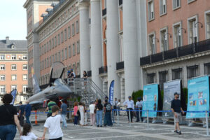Exposición de la maqueta a tamaño real del Eurofighter frente al Cuartel General del Ejército del Aire en 2025.