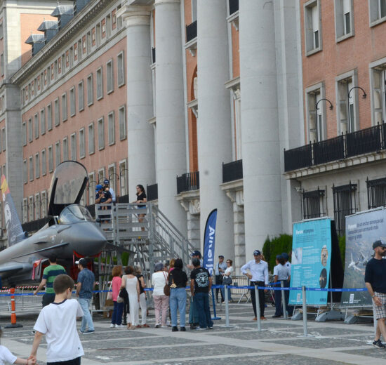 Exposición de la maqueta a tamaño real del Eurofighter frente al Cuartel General del Ejército del Aire en 2025.