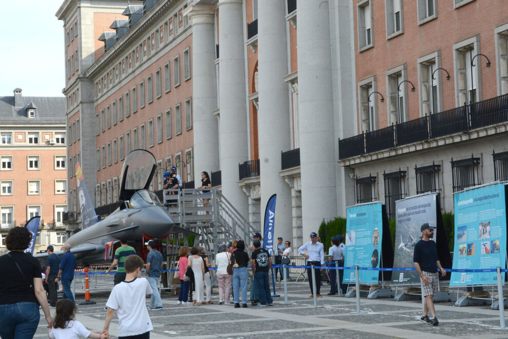 Exposición de la maqueta a tamaño real del Eurofighter frente al Cuartel General del Ejército del Aire en 2025.