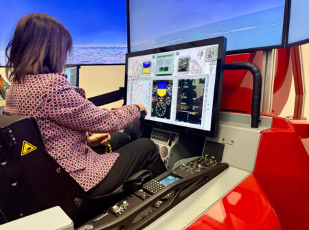 Margarita Robles a los mandos de un entrenador del Pilatus PC-21.