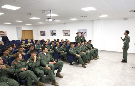 Robles sentada detras a la izquierda, en una clase en la AGA en la que también estaba la princesa de Asturias.
