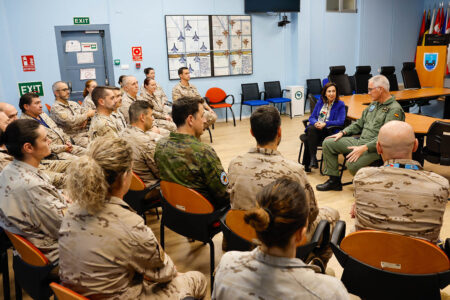 Reunión de la ministra de Defensa con parte del personal del CAOC en  Torrejón de Ardoz.