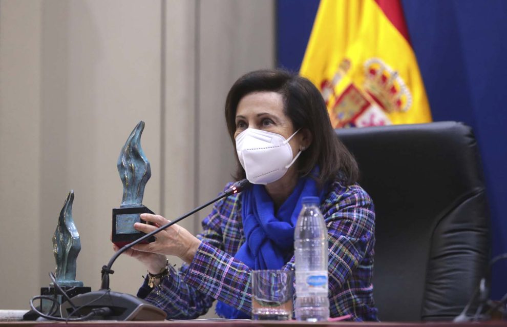 Margarita Robles, ministra de Defensa con los premios Soldado Idoia Rodriguez durnate la entrega de los mismos.