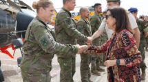 Margarita Robles visita la base Colmenar de FAMET.