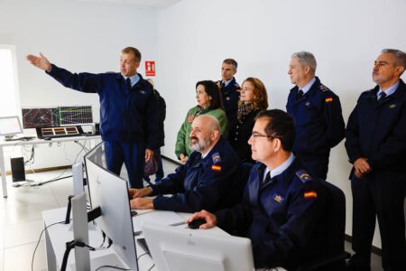 Visita de Margarita Robles a la escuela de controladores militares en Matacán.