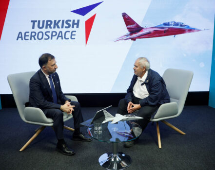 Mehmet Demiroglu con nuestro director, Luis Calvo, durante la entrevista,