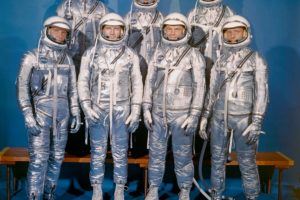Fila frontal, de izquierda a derecha: Walter M. Schirra, Jr., Donald K. "Deke" Slayton, John H. Glenn, Jr., y M. Scott Carpenter. Fila superior:, Alan B. Shepard, Jr., Virgil I. "Gus" Grissom, y L. Gordon Cooper, Jr. El primer grupo de astronautas de la NASA.