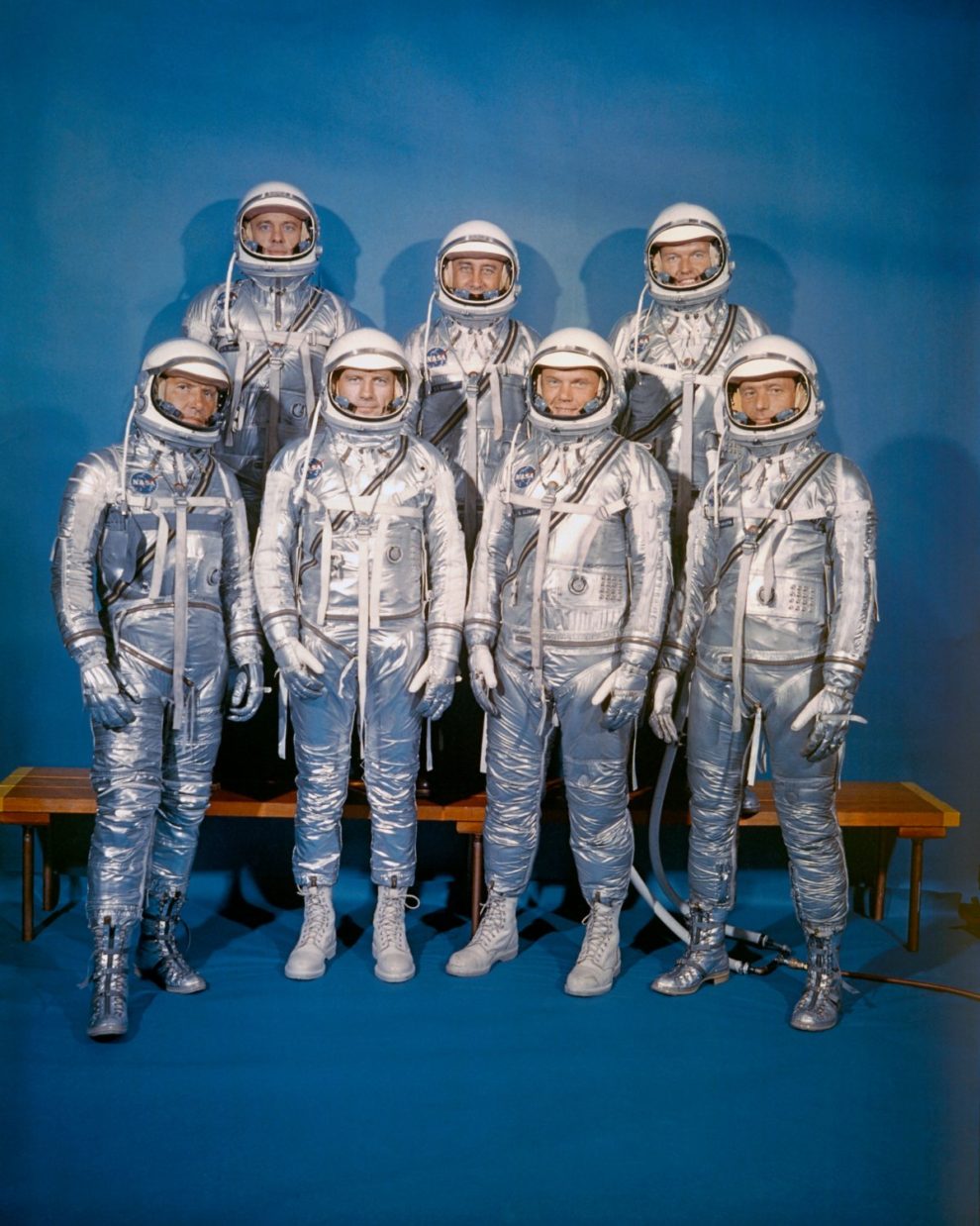 Fila frontal, de izquierda a derecha: Walter M. Schirra, Jr., Donald K. "Deke" Slayton, John H. Glenn, Jr., y M. Scott Carpenter. Fila superior:, Alan B. Shepard, Jr., Virgil I. "Gus" Grissom, y L. Gordon Cooper, Jr. El primer grupo de astronautas de la NASA.