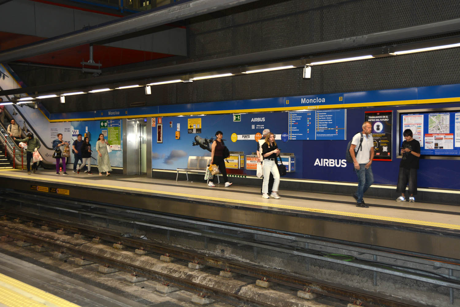 Andenes de la línea 3 de Metro en la estaciòn de Moncloa.