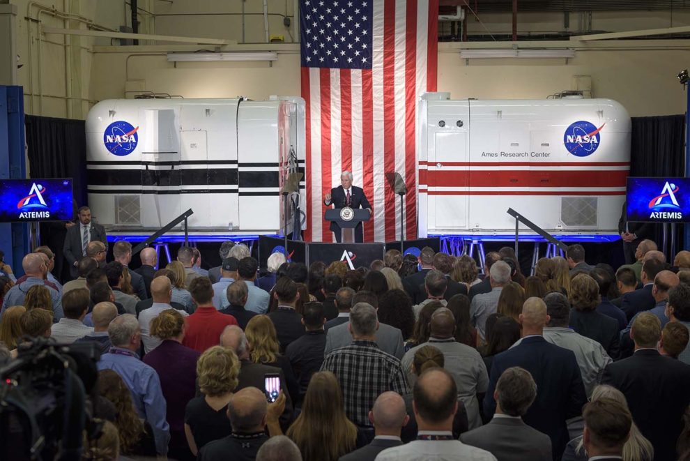 El vice presidente de EE.UU. Mike Pence se dirije a los empleados de la NASA en el Centro Ames.