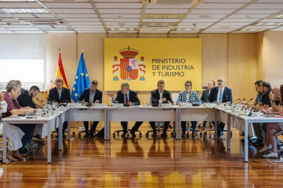 Reunión entre Airbus y los sindicatos instigada por el ministro de Industria.