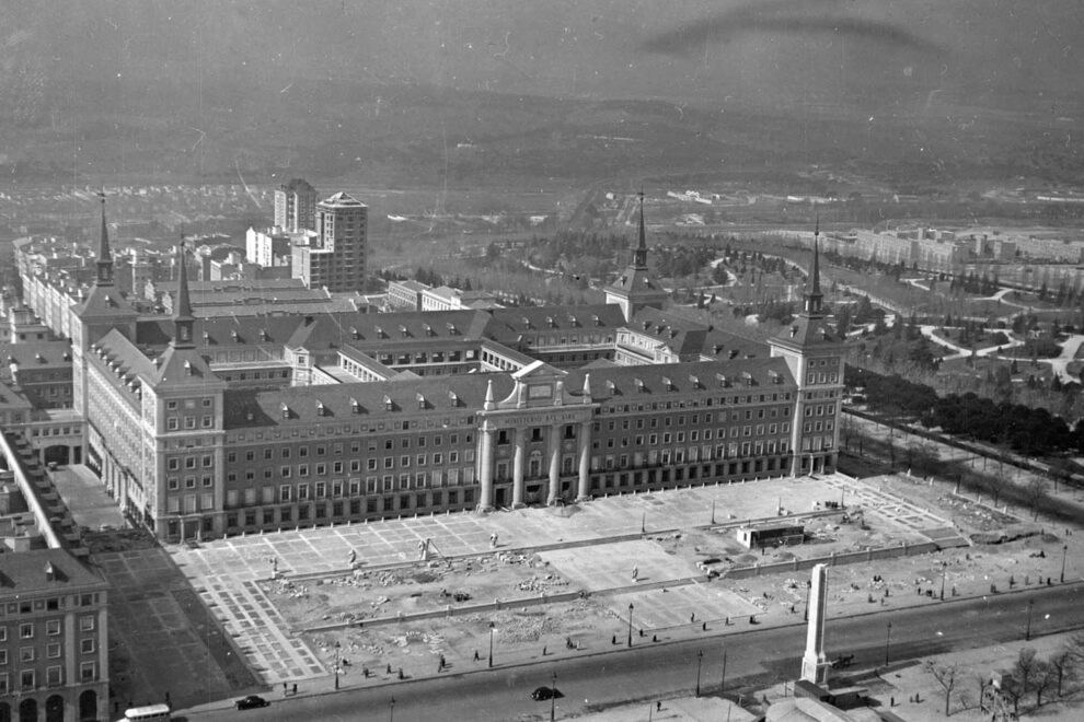 El Cuartel General del Ejército del Aire y del Espacio fue construido para el Ministerio del Aire en el solar de la antigua Carcel Modelo de Madrid.