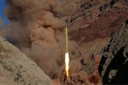 Lanzamiento de un misil balístico desde una instalación subterránea en Irán.