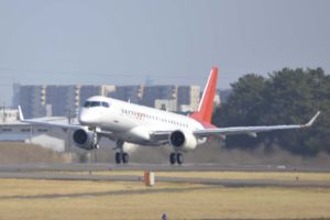 Despegue en el aeropuerto de Nagoya del décimo Mitsubishi Spacejet M90.