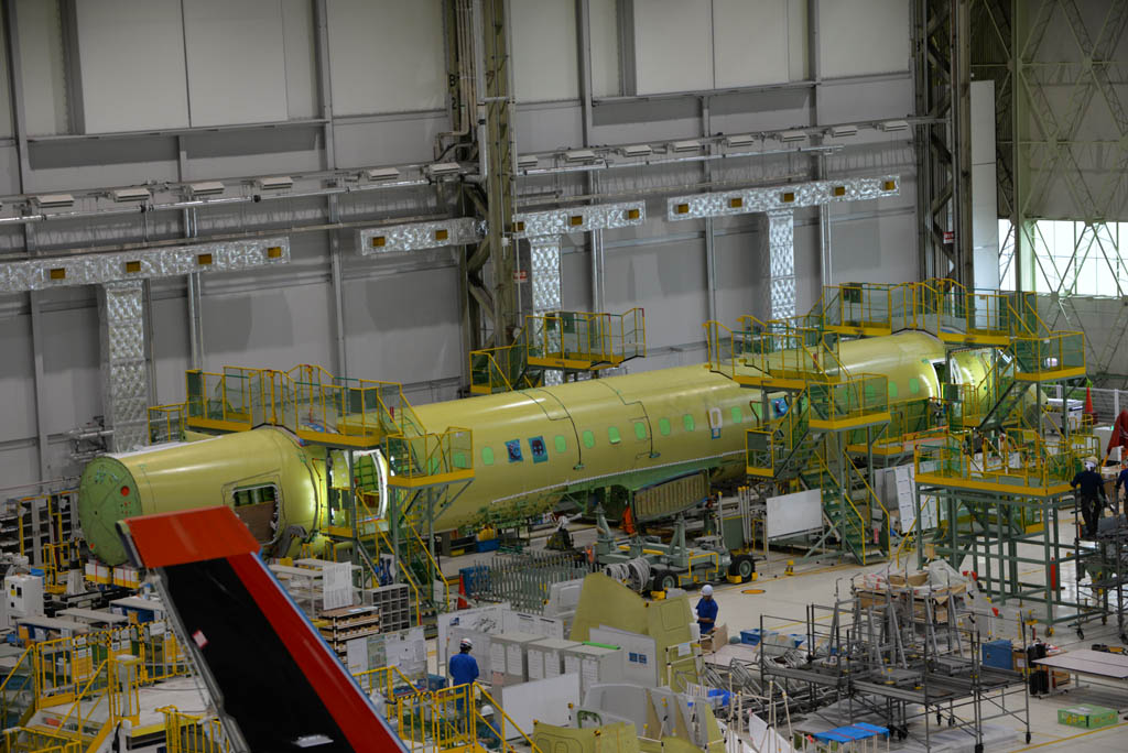 Célula de ensayos de fatiga del Mitsubishi MRJ en el hangar de montaje.
