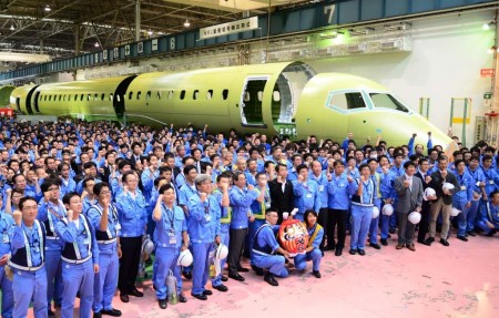 El personal y directivos de la planta de Tobishima de Mitsubishi Heavy Industries celebran la entrega del fuselaje del primer avión de ANA.