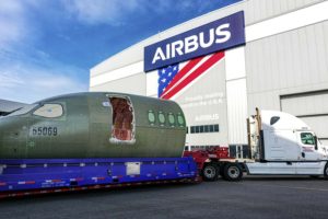 LLegada de la sección del morro del primer A220 a Mobile. Este avión será entregado a Delta Air Lines.