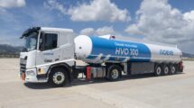 Camion cisterna de Moeve usado para abastecer la gasilinera en el lado aire del aeropuerto de Barcelona El Prat.
