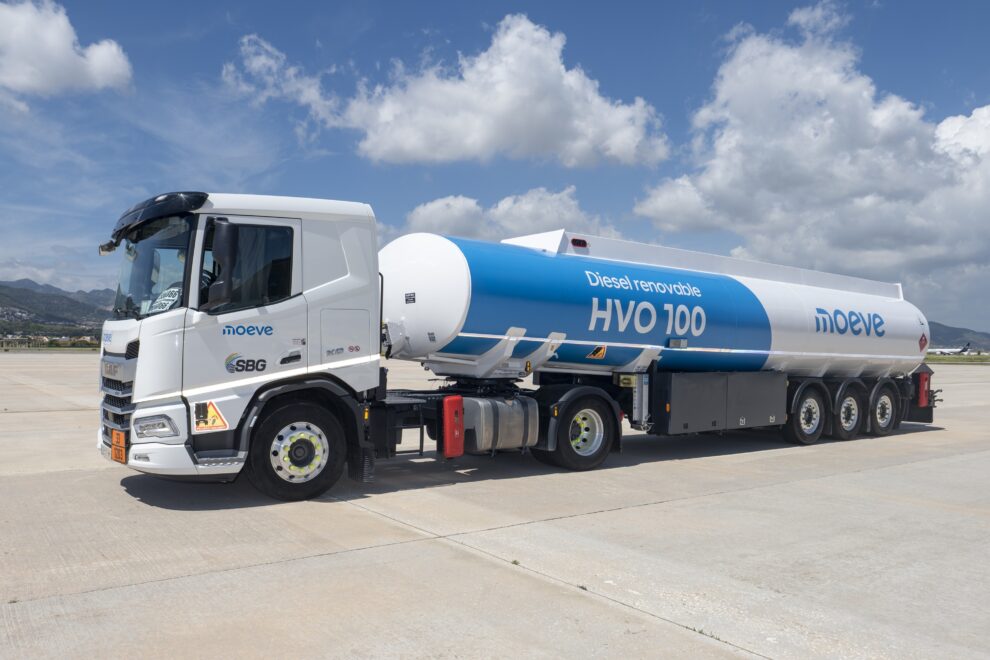 Camion cisterna de Moeve usado para abastecer la gasilinera en el lado aire del aeropuerto de Barcelona El Prat.
