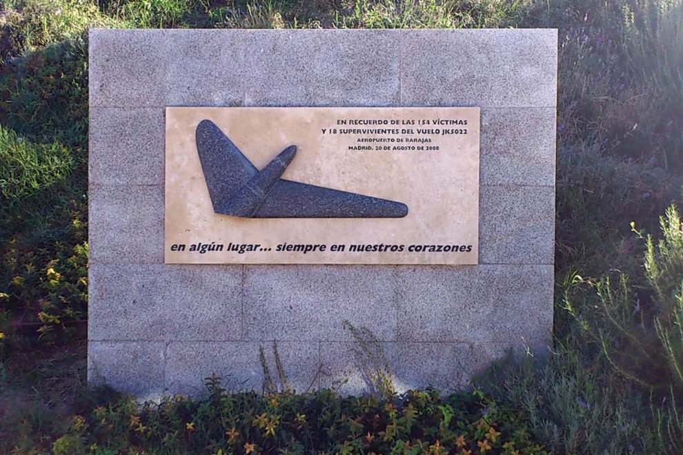 Monumento en el aeropuerto de Madrid Barajas a las víctimas y supervivientes del accidente del vuelo de Spanair JKK5022.