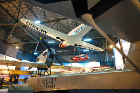 Sala de los grandes vuelos en el hangar 1 del Museo del Aeronáutica y Astronáutica.