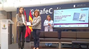María Dolores Vázquez,del BR&TE de Boeing entregó el premio a la Asociación de Mujeres Investigadoras y Tecnólogas, que recogió Isabel Pérez Grande.