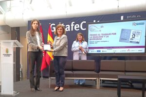 María Dolores Vázquez,del BR&TE de Boeing entregó el premio a la Asociación de Mujeres Investigadoras y Tecnólogas, que recogió Isabel Pérez Grande.