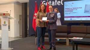 Sara Hernández, alcaldesa de Getafe hizo entrega de su premio a la general Loreto Gutiérrez Hurtado.