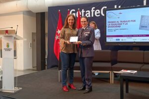 Sara Hernández, alcaldesa de Getafe hizo entrega de su premio a la general Loreto Gutiérrez Hurtado.