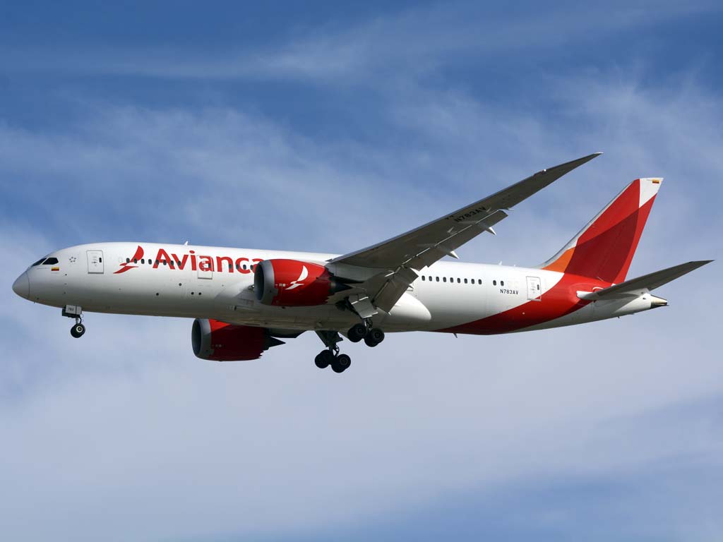Boeing 787 de Avianca aterrizando en Madrid.