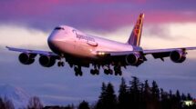 El último Boeing 747 construido aterrizando en Paine Field tras ser pintado en Portland.