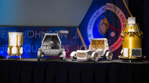 Modelos de los dos alunizadores y los dos rover para las primeras misiones a la Luna.
