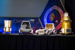 Modelos de los dos alunizadores y los dos rover para las primeras misiones a la Luna.