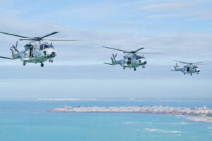 La Armada española celebró la ntrrega de sus primeros NH90 con un vuelo en formación sobre Cádiz.