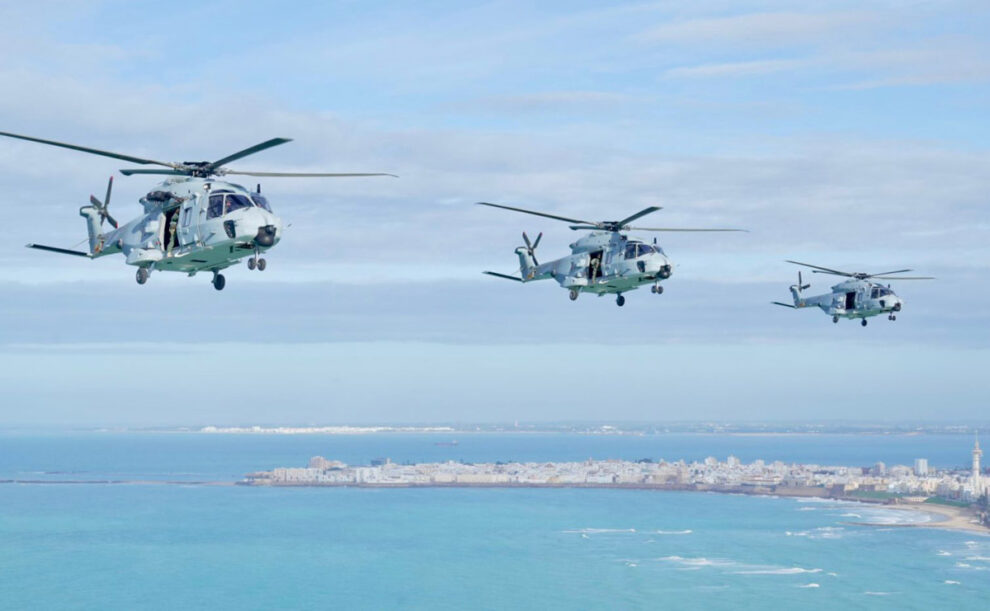 La Armada española celebró la ntrrega de sus primeros NH90 con un vuelo en formación sobre Cádiz.