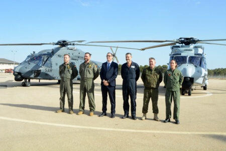 Fernando Lombo junto a pilotos de NH90 de los tres ejércitos.