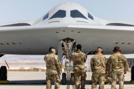 Personal del 420 Escuadrón de Ensayos en Vuelo de la USAF frente al segundo B-21.