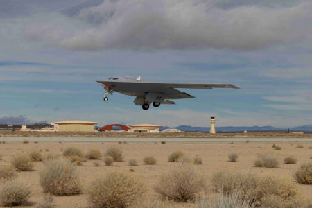 Despegue del primer Northrop Grumman B-21 de la base aérea de Edwards para una prueba.