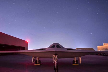 Una de las fotos oficiales del B-21 hecha de noche  y tres días antes de la presentación.