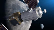 Ilustración del módulo HALO (blanco) en órbita lunar con el módulo de energía y propulsión y los paneles solares.