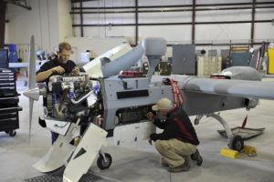 Trabajos de integración de sistemas de misión en un UAV MQ-5B Hunter en las instalaciones de Northrop Grumman.