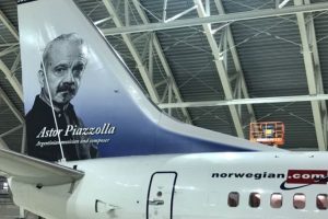 Astor Piazzolla en la cola del primer Boeing 737 de Norwegian Argentina.