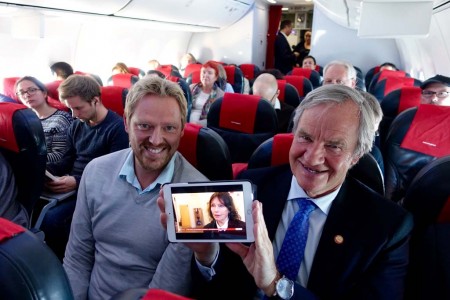Bjorn Kjos (derecha), consejero delegado de Norwegian y Jan Ove Asather, directivo del canal TV2 noruego, uno de los que se pueden ver en los aviones de Norwegian.