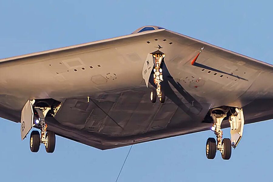 Primer Vuelo Del Northrop Grumman B-21 - Fly News