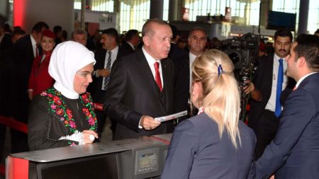 El presidente turco, Recep Tayyip Erdoğan y su mujer durante su visita al nuevo aeropuerto el día de la inauguración.