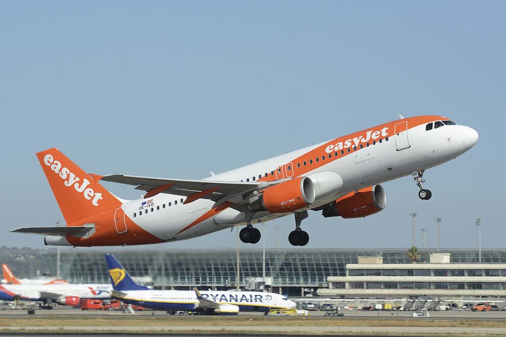 Airbus A320 de Easyjet despegando del aeropuerto de Palma de Mallorca.