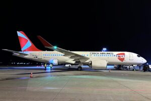 El primer Airbus A220 de Smartwings, con los colores de CSA Czech Airlines.